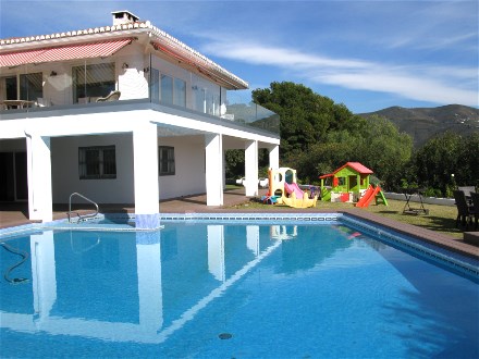 You will enjoy with your family this private and large south facing pool
