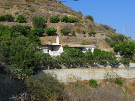the house finca El Zapo lies on top of the urbanisation Cotobro in the west of Almuencar