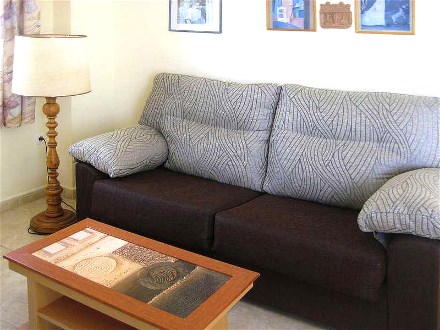 Im 45 qm groen Appartement steht diese braun Couch