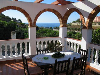 Von der Terrasse haben Sie eine schönen Blick auf die Bucht Playa Cabria