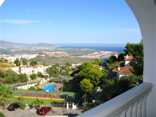 Blick vom Appartement Almendros ber Salobrena und das Meer